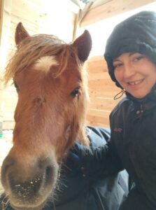 Shetlandpony Hengste Verletur – der Shetlandpony Hengst Well Doves Walesco als Fohlen mit Doris Laege
