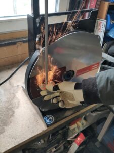 Schleifservice Verletur - ein Schermesser für Alpakas während dem Schleifvorgang mit einer Heiniger Schleifmaschiene EadyGrinder